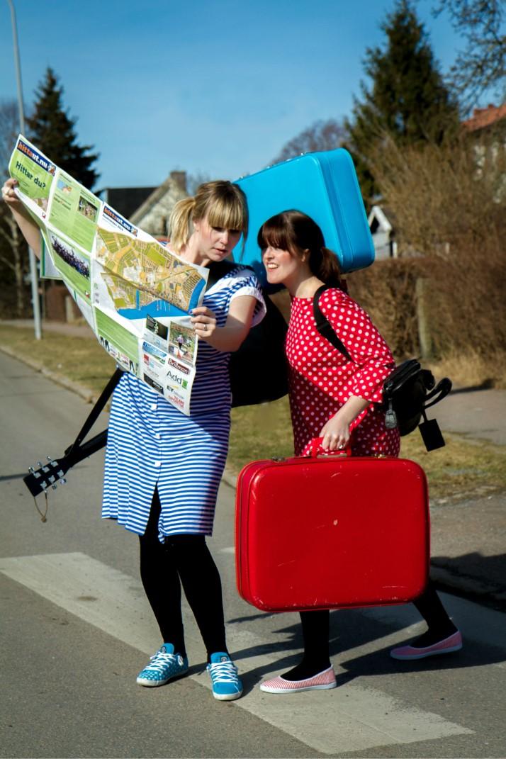 Alla roller i pjäsen spelas av Eva Ahlberg. Levande teater med finurliga ombyten, överraskande snö och mycket kontakt med barnen i publiken.