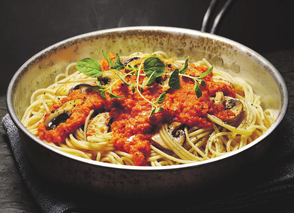 RECEPT 4 25 min 590 kcal/port Fett 23g Kolhydrater 79g Protein 14g Pasta med tomatsås och vitlöksfräst svamp Vegetarisk pastasås på morötter, tomater och svamp. Recept av Lotta Lundgren.