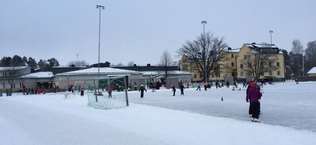 I södra delen av planområdet finns föreningslokalen som är en envåningsbyggnad med tegelfasader.