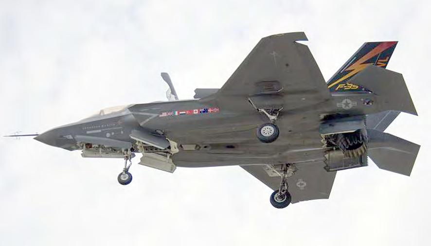 ÅRSRAPPORT Bilaga 2011-02-09 Sida 51 (125) F-35A: Konventionell landbaserad version. Inre 25 mm akan. Lufttankning via bomsystem. F-35B: STOVL-version (Short TakeOff Vertical Landing).
