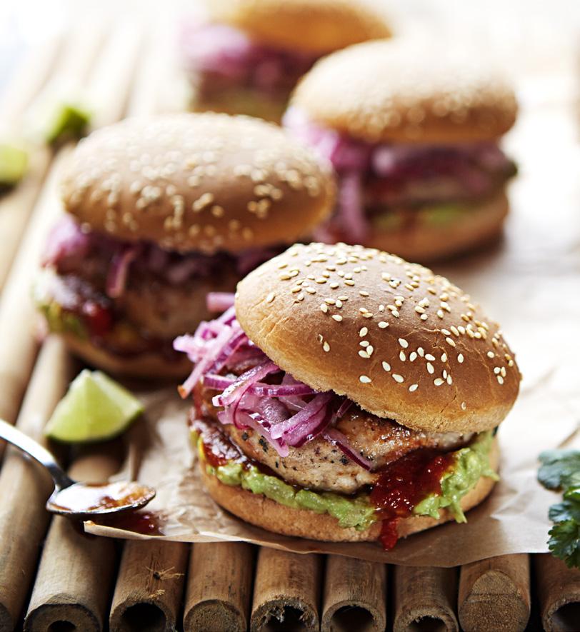 BBQ KYCKLINGBURGARE Kycklingburgare med syrad lök och avokado 4 personer Tillagningstid 40 min 500 g kycklingfärs salt och peppar 2 mjuka avokado 1 2 vitlöksklyftor 1 liten rödlök 1 2 stora lime 4
