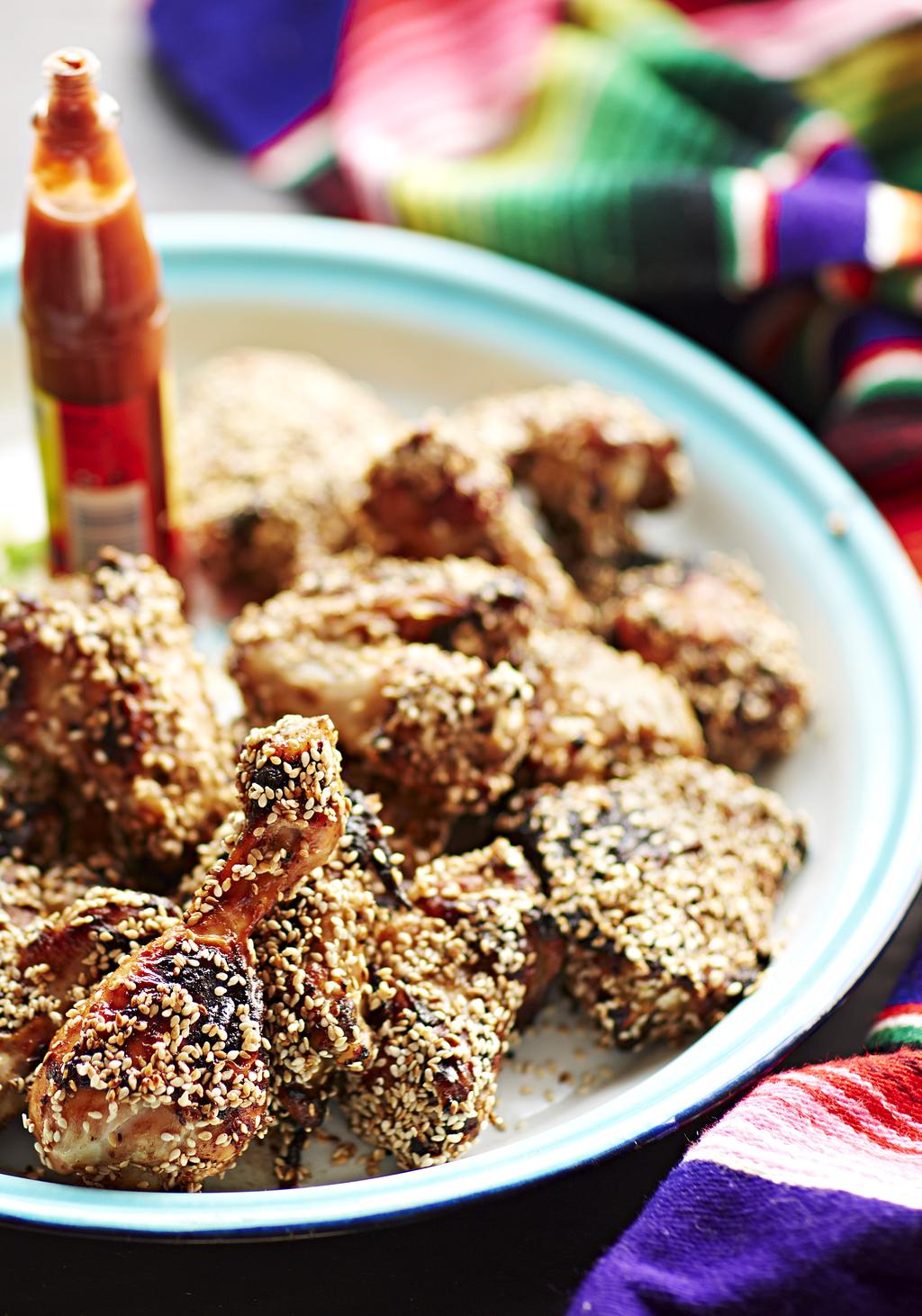 Grillade kycklingdelar med citron- och sesam glaze 4 personer Tillagningstid 40 min + 12 timmar i kyl 600 g av vardera vingar, lår och klubbor Marinad: 1 ½ dl filmjölk 2 msk matolja ½ dl sesamolja 4