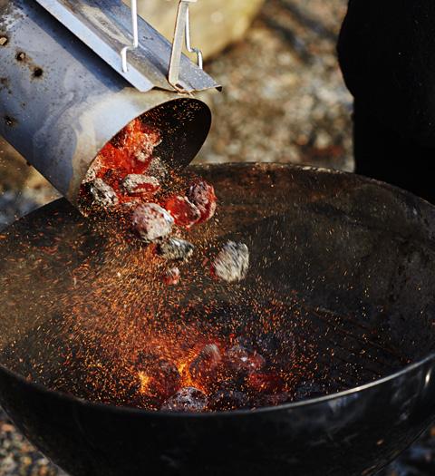 BBQ MINUTFILÉ Grillad minutfilé med ananas- och kryddglaze 4 personer Tillagningstid 30 min 4 st Minutfiléer 2 dl ananasjuice 1 dl japansk soja 1 dl passerade tomter 1 dl brun farinsocker 3