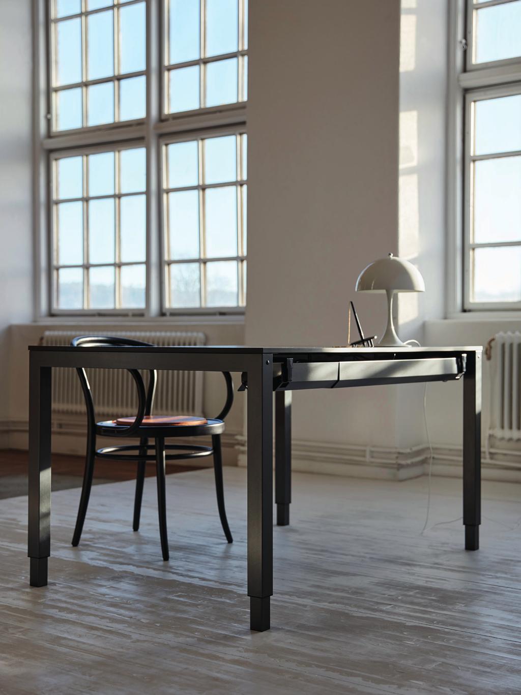 KONTOR SPECIAL TETRA WORKTABLE W4 ektriskt stå- och sittstativ för smidig höjdreglering och ergonomisk arbetsmiljö.