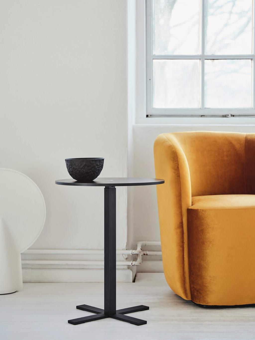LOUNGE ENPELARSTATIV Höj- och sänkbara stativ för loungebord som går att både stå och sitta vid. Finns i olika varianter för olika bordsstorlekar.
