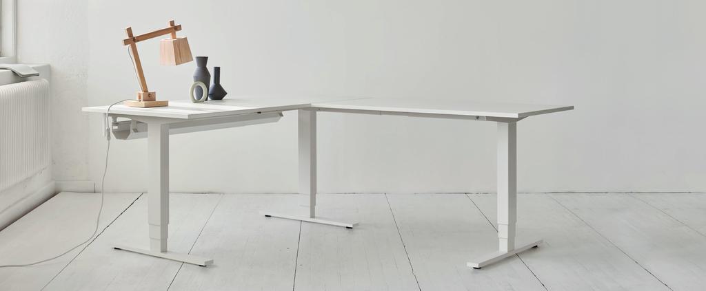 AERO elektriskt stå- och sittstativ för vinklade skrivbordsskivor med steglös höjdreglering gör det lätt för användaren att skapa en ergonomisk arbetsmiljö.