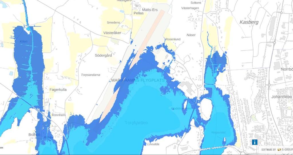 Bild 2. Mariehamns flygfält ligger låglänt. Bilden visar 1 m höjning (ljusblått) respektive 2 m höjning (mörkblått) av havsnivån. Samtidigt breder viken ut sig norr om Svibybron.