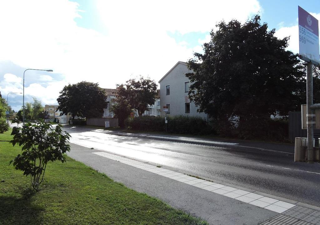 GATOR OCH TRAFIK GATUSTRUKTUR, GÅNG- OCH CYKELVÄGAR Längs Vegagatan finns separerade gångbanor med kantsten. Cyklister är hänvisade till körbanan.