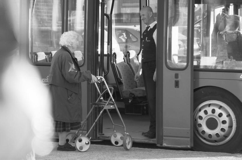 Äldre dam får hjälp in i bussen. 4.