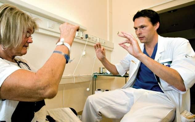 Gör efter mig! Läkaren och forskaren Carl Rosenblad testar rörelseförmågan i en Parkinson-patients fingrar.