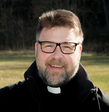 Det som nu är en nyhet i vårt Swish upplägg är att du kommer att stöta på nedanstående QR kod (bilden till höger om numret i figuren) på ett antal platser i kyrkan och på Tre Björkar.