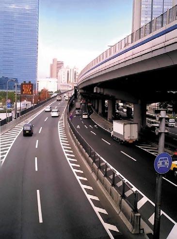 MODERNA VIVO JAPANIO Busoj, biciklantoj kaj kavaliraj kutimoj Partoprenintoj en la Universala Kongreso en Jokohamo certe rimarkis, inter multaj ekzotaĵoj, kelkajn strangaĵojn, ekzemple veturadon sur