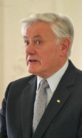 Fine Adamkus flugis kiel ordinara pasaĝero kaj per unudirekta bileto en ĉeĥa aviadilo. Litovio ne posedas propran aviadilon por oficialaj vizitoj.