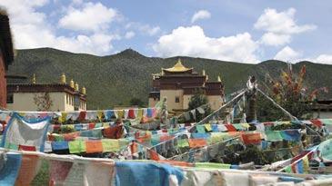 TURISMO ĈINIO Favore al turismo La neĝkovrita monto Moirig. Zhongdian [ĝongdjan] estas malgranda gubernio en la nord-okcidenta parto de la ĉina provinco Yunnan [junan], kiu situas najbare de Tibeto.