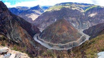 de Kaŝmiro, Nepalo, Butano, valo Hunza en Pakistano kaj en sud-okcidenta Ĉinio.