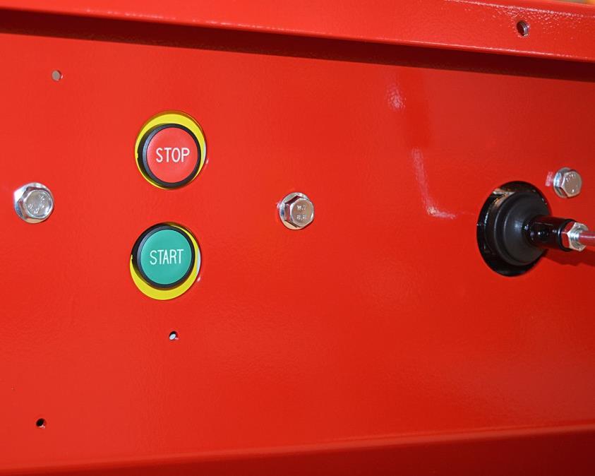 Maskinen startas med den gröna knappen på fjärrstarten i maskinens framdel (bild 11). Maskinen stängs av med den röda knappen på fjärrstarten.