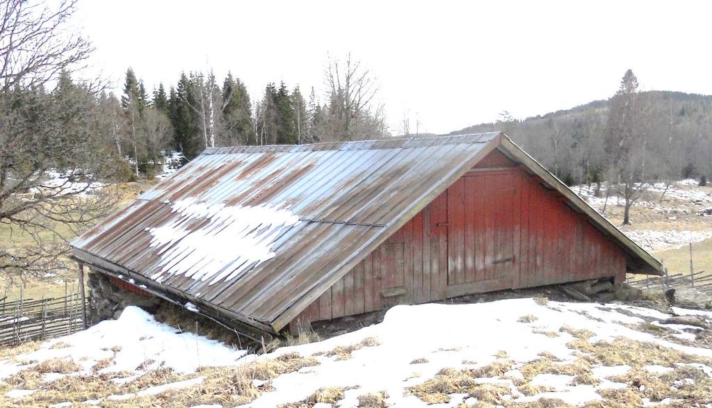 Stuprör saknas delvis i sydöstra hörnet. Taköverbyggnaden är inte ursprunglig, byggd före 1980. Gavlar och långsidor har en rödfärgad stående slät träpanel.