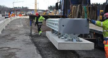 Utplacering av betongplatta Betongplattan/krockdämparen ska placeras på en väl packad yta. OBS!»» Betongplattan får enligt installationsmanualen placeras max. 10 cm ovanför ök. asfalt.