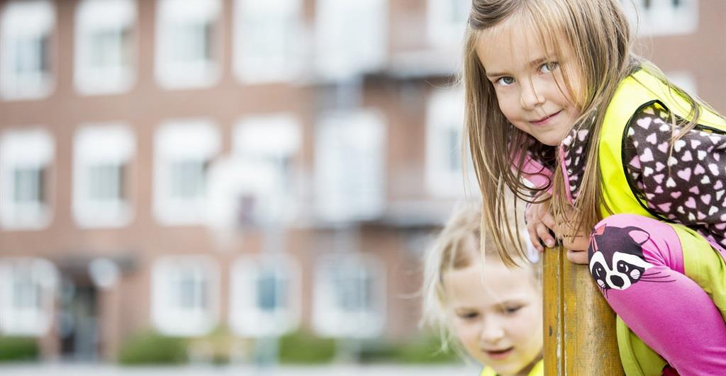 Förord Tänk dig att ett barn kommer hem från skolan och är röd i ögonen, och är trött och hängig. Föreställ dig en rörelsehindrad man som inte kan komma in på posten och hämta sina paket.