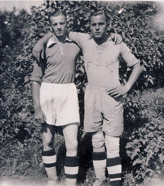Protokoll fört vid möte den 1 aug 1942. Närv. K. Axel Johansson, Karl Andersson o Nils Trogen. 1. Beslöts att Sportklubben skulle hålla sitt 10 års- jubileum, när serien i fotboll var slutspelad, den första eller andra lördagen i nov.