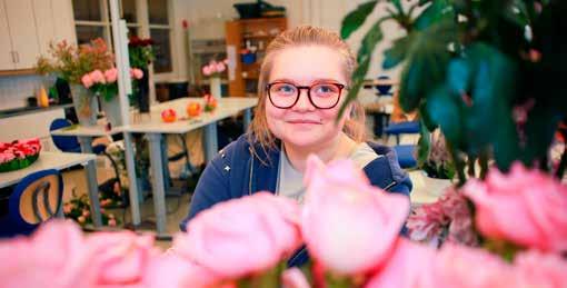 HANTVERKS- PROGRAMMET FINSNICKERI FLORIST BLOMSTERDESIGNER För dig som: har formkänsla och tycker om att arbeta kreativt och skapande vill arbeta med uppgifter som ställer krav på