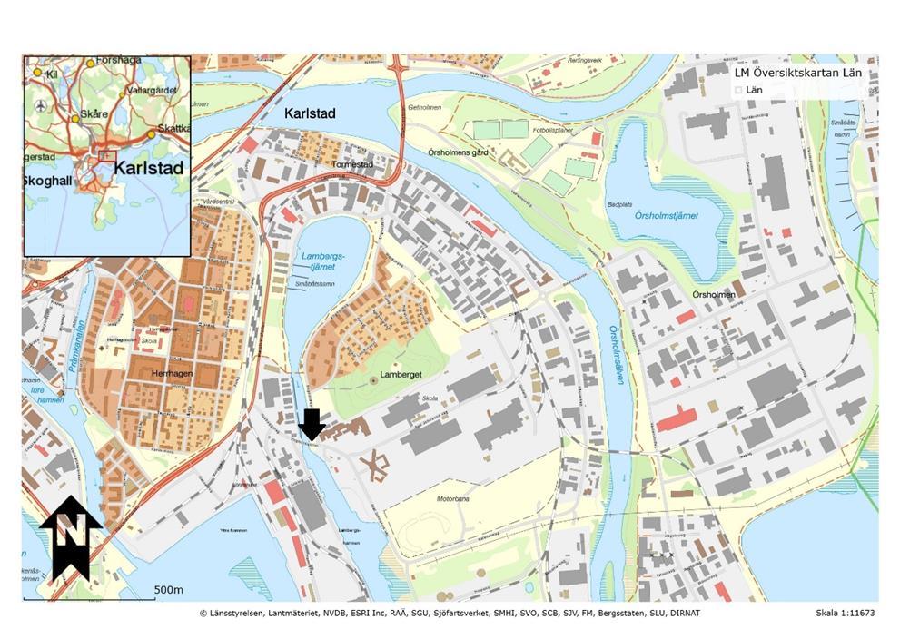 Figur 1. Kartutsnitt där pilen visar lokaliseringen av Engholmsbron över Lambergskanalen, Karlstad kommun. 3 Förutsättningar och planerade åtgärder 3.