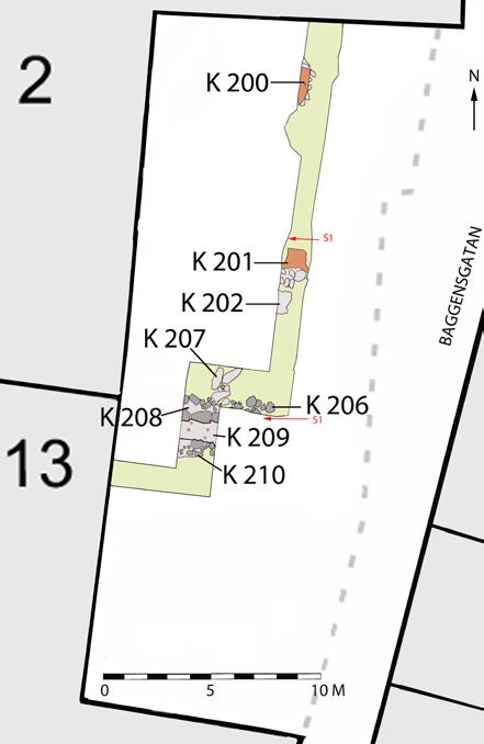 7 Undersökningsresultat 7.1 Beskrivningar av lämningarna I Baggensgatan påträffades endast fyllnadsmassor men inne på gården var flera murade lämningar bevarade. K 200 fundament eller mur?