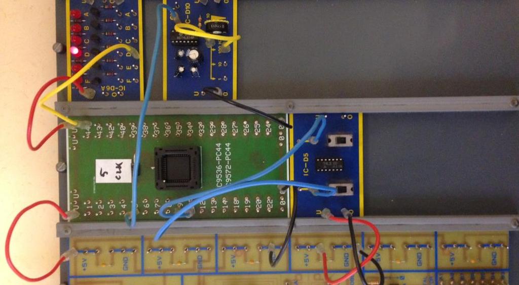 11 Konstruktion med CPLD Rita kretsschema Översätt till VHDL (vhd-fil) Simulera kretsen i Modelsim (le7) Syntetisera i Xilinx (skapa en jed-fil) passar in (optimerar) kretsen