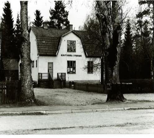 Här fanns, förutom kyrkan, kommunalkontor, pastorsexpedition, sparbank, taxistation, post, ålderdomshem och bondgård. Fram till kommunsammanslagningen 1969 var Sockenstugan också kommunalhus.