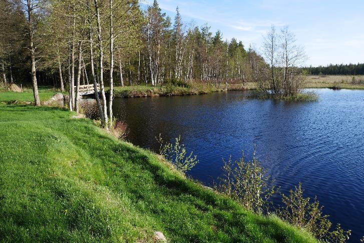 Slåttergille i Algutsboda Hembygdsgård 1965 På 60-talet byggdes också hembygdsparken upp nedanför kyrkmuren och bakom kyrkskolan.