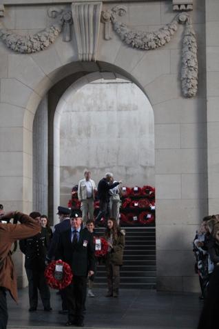 Vi begav oss sedan i god tid till Menin Gate, ett mycket vackert monument, vars