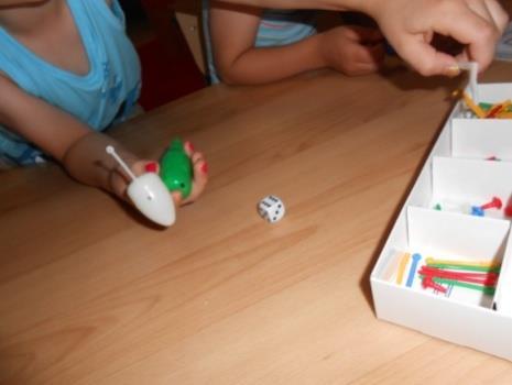 Spelet går ut på att bygga ihop sin egen lus. Vi valde att spela spelet Lusen med fyra barn samtidigt.