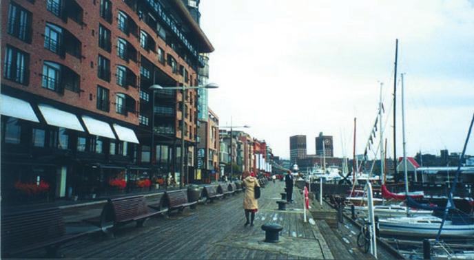 Aker Brygge fick på så vis en direkt anslutning och koppling till centrum, via ett bilfritt område.