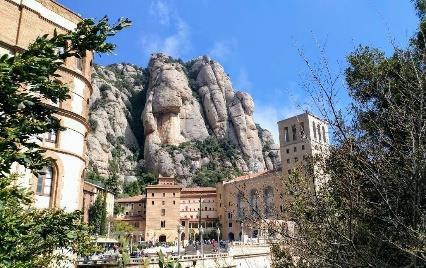 Historierika Barcelona med sitt vackra gotiska kvarter, arkitekten Antonio Gaudi s fantasifulla verk och La Font Mágica det fantastiska vattenspelet, blir sedvärdheter att minnas.