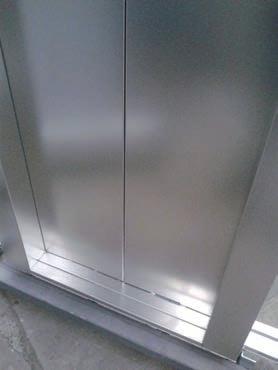 korgtak korghöjd Automatdörrar för hiss enligt EN81-71 Kategori 2 2 bladig sidoöppnande schakt- och korgdörr med frekvensstyrd växelströmsmotor Kategori 2 Schaktdörrar Samma grundkonstruktion som