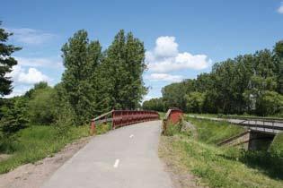 När man från Linköpingshållet lämnar Gärstadområdet och de nya områdena för verksamheter, är det viktigt att Ekängsvägen byter karaktär från stadsgata till landsväg.