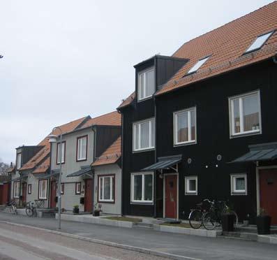Att alla hus ligger vid gatan medför också att samtliga lägenheter har sin entré direkt från gatan.