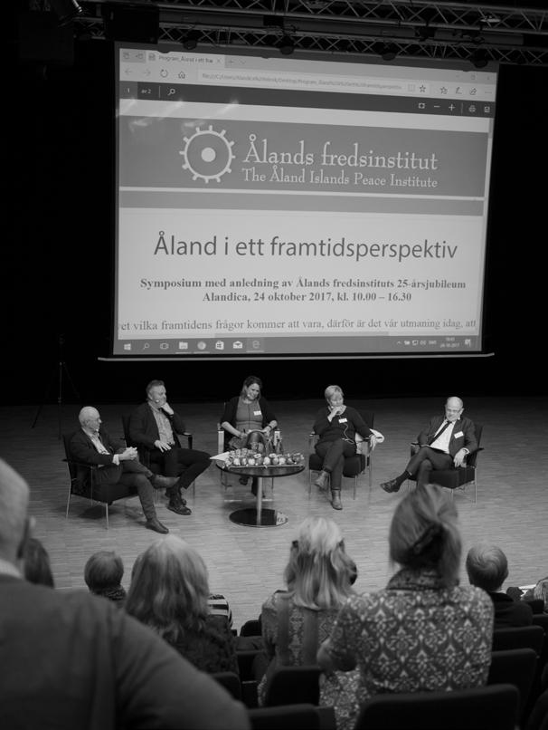 Framtiden tema för 25-årsjubileum I oktober firade Ålands fredsinstitut 25-årsjubileum med ett symposium på Alandica i Mariehamn.