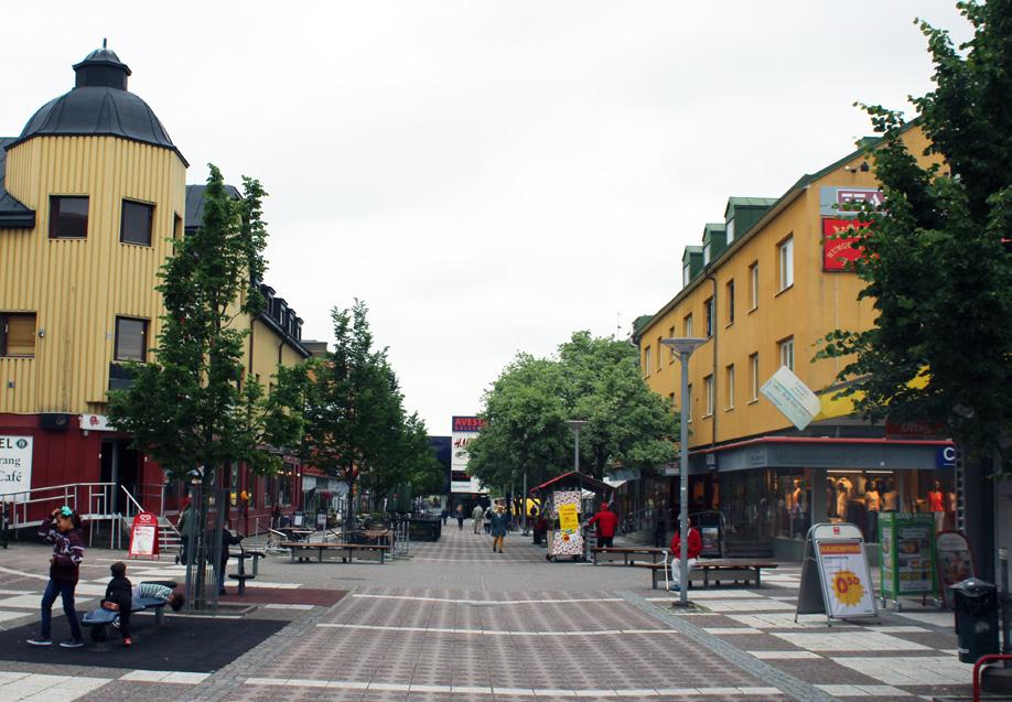 KUNGSGATAN KUNGSGATAN Kungsgatan är idag ett shoppingstråk med mycket liv och rörelse, delvis på grund av att gallerian