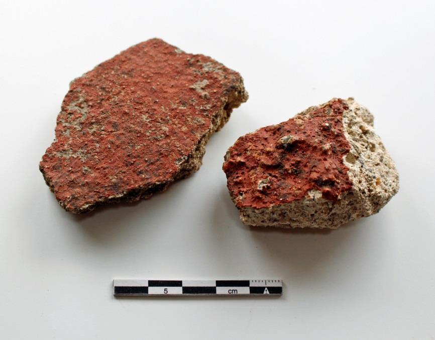 Fragmenten representerar troligtvis en interiör yta (Bengtsson Melin, muntligen 2016). Fnr Material Sakord Kontext Vikt Ant. Ant. Beskrivning (g) Frag.