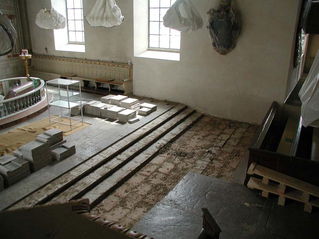 Ombyggnad av koret Korets västra del låg på samma nivå som långhusets golv. På ömse sidor om mittgången fanns ett enkelt träpodium med gradänger mellan kortrappan och de främre bänkarna.