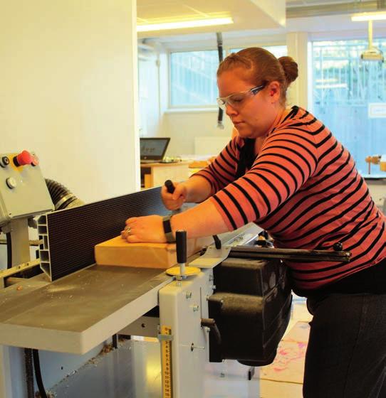 Du reglerar enkelt avverkningen på rikthyveln med en spak på inmatningsbordet, där skalan också sitter, 0-8 mm. Separata motorer för kuttern och matningen ger bra kraft och precision.