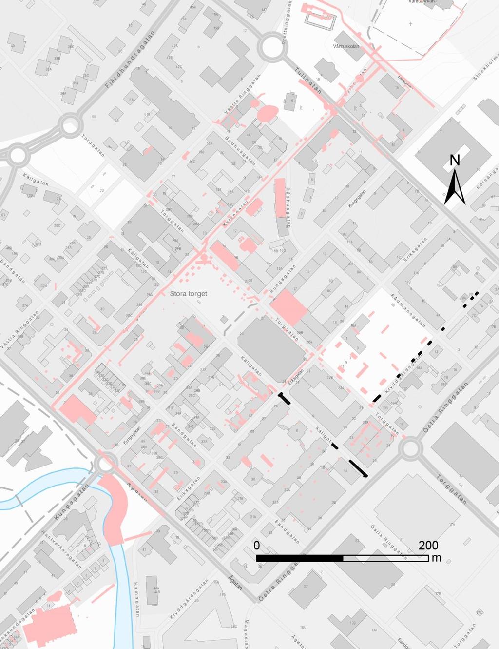 Figur 3. Utdrag ur topografiska kartan med arkeologiska insatser före 2010 i rosa. De aktuella schakten svart. Karta från StadsGIS. Skala 1:4 000.