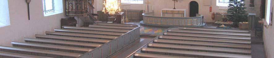 I anslutning mellan vägg och tak sitter en profilerad, gråblå målad, taklist. Väggarna är slätputsade och hållna i samma färgställning som taket. Golvet i kyrkorummet har en varierande beläggning.