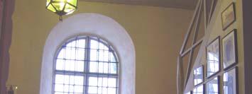 I sakristian ligger ett trägolv och väggarna är slätputsade med vitavfärgning. Taket är ett brädtak som är brunlaserat. I anslutning mellan vägg och tak sitter en enkel taklist.