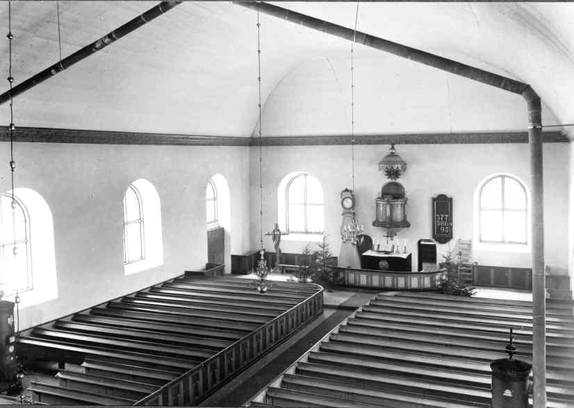 Vy mot koret från orgelläktaren. Bilden visar de kaminer som fanns i kyrkan innan moderniseringen 1948-50.