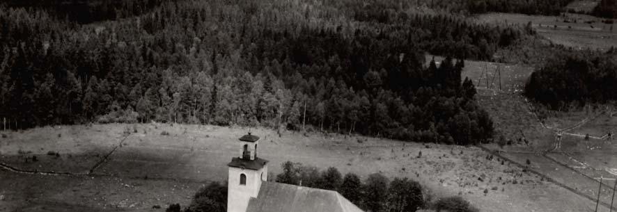 Beskrivning och historik Kyrkomiljön Kyrkan ligger i öppen jordbruksbygd strax väster om Nässjö stad.