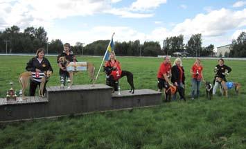 HoleInOnes Minneslopp, fr. v. tvåan Ed Vinn, Ann-Christin Holmkvist, 18.99, segrare Ruff, 18.96, handler My Leffler, trea Gnista, 19.