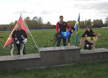 Jurassic Zoo Cup, fr. v. tvåa Marinas Maya, T Sahi, SHS, 19.49, segrare Agamemnon, Robert Hanebrink, SHS, 19.45, trea Josefina, Kerstin Halldoff, SHS, 19.53. Greyhoundbilder.se, fr. v. tvåa Flower Power, Annelie Andersson, SHS, 33.