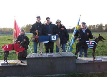 Seger till No More Legend, Lars o Anita Wicander, 33.10, tvåa Flower Power, fam Andersson, 33.16, trea Jack, Bo o Peter Norevik, 33.49, fyra Curry Kanon, Yvonne Petersen, 33.